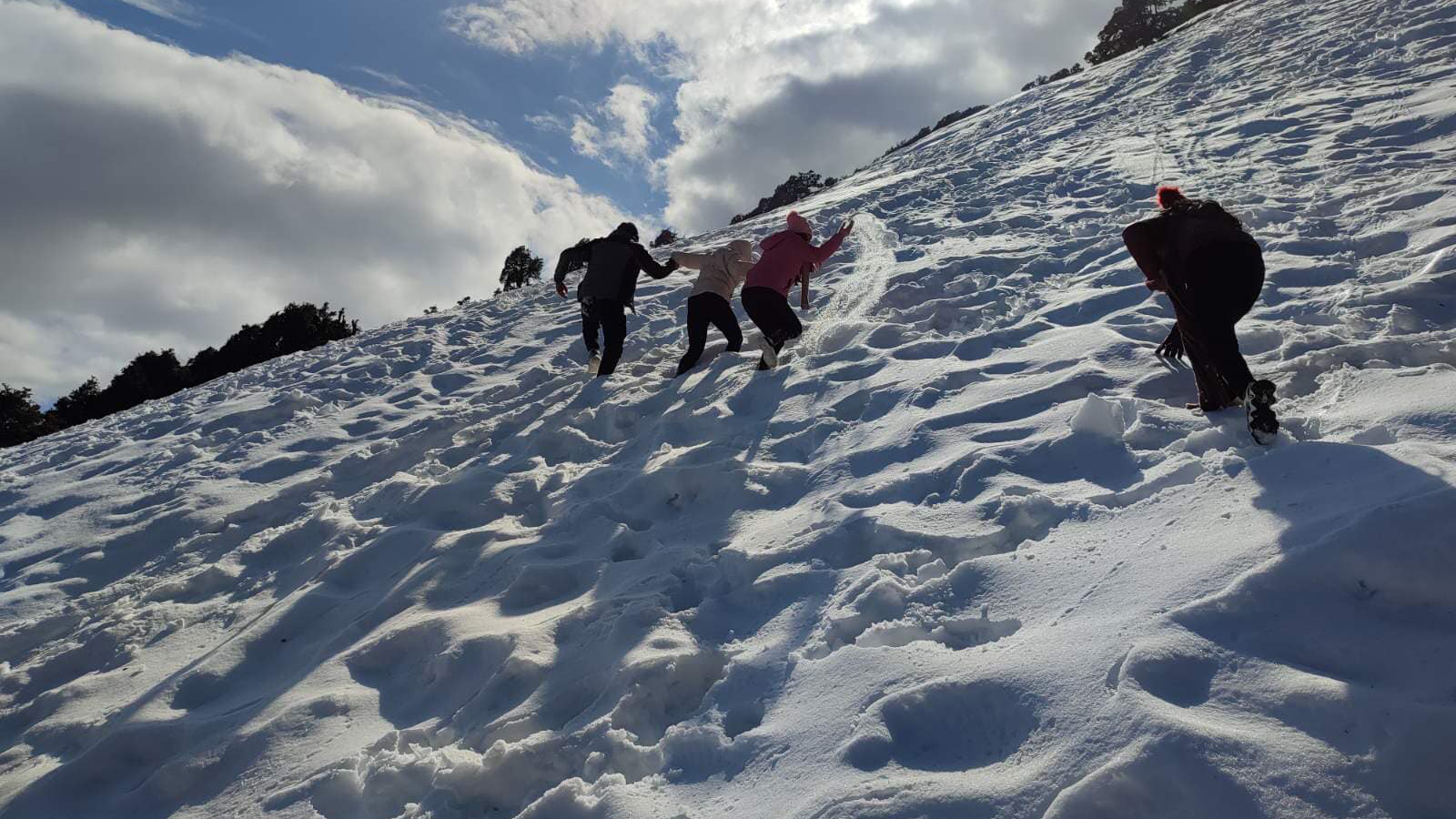 तनहुँको अग्लो डाँडा छिम्केश्वरीमा हिमपात